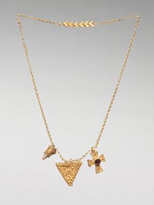 Cadena con dos colgantes y una cruz, 500s de Byzantine School
