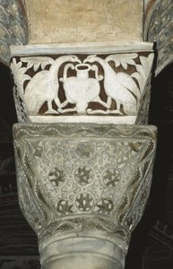Capitel decorado del interior
