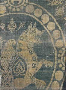 Tela que representa un simurgh en un entorno de cuentas, de Constantinopla (seda) (detalle) de Byzantine School