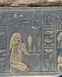 Egipto, Karnak, Capilla Roja de Hatshepsut, relieve dorado, ofrenda de vino