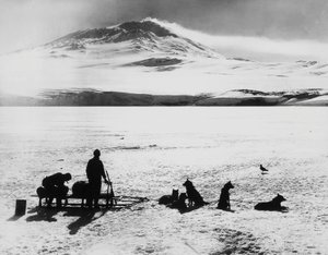 Expedición al Polo Sur por Robert Falcon Scott (1868-1912), exploradores ante el volcán Erebus en la isla Ross, 15 de enero de J.B. and Brown J. Rowbotham