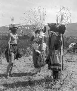 Nativos americanos con casa redonda tribal y atuendo ceremonial, California de C. Hart Merriam