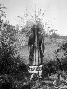 Nativos americanos con casa redonda tribal y atuendo ceremonial, California de C. Hart Merriam
