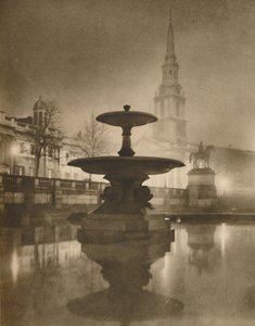 La lluvia nocturna ha convertido los pavimentos en un charco de reflejos de Calkin