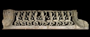 Artes del Khmer (Lejano Oriente). Registro del pedimento inferior: nueve apsaras danzantes. Bajo relieve en gres, finales del siglo XII - principios del siglo XIII. Estilo Bayon. de Camboya, templo de Bayon. París, Museo Guimet - Museo Nacional de Artes As de Cambodian