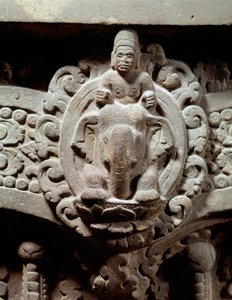 Arte Khmer: "El dios Indra en el centro sobre Airavana y los Marut, los dioses de la tormenta y el viento" Lintel de piedra en el estilo de Sambor Prei Kuk (600-650). de Camboya. París, Museo Guimet, Museo Nacional de Artes Asiáticas de Cambodian