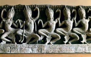 Las apsaras, criaturas muy jóvenes y hermosas que bailaban en el patio de Indra. Mitología hindú. Arte Khmer, templo de Bayon de Cambodian
