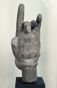 Mano de una estatua colosal de Shiva, de Koh Ker, Provincia de Kompong Thom