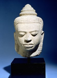 Cabeza de Buda, Khmer, Camboya, c. siglo XII-XIII (arenisca)