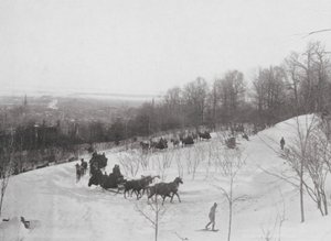 Tandem Club Driving on the Mountain (foto en blanco y negro) de Canadian Photographer