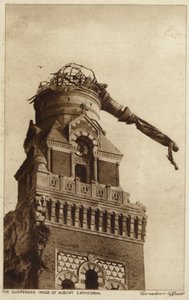 La estatua suspendida de la catedral de Alberto, Francia, Primera Guerra Mundial (foto b/n) de Canadian Photographer