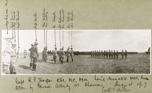 El General Allenby decorando al Capitán Harper con la D.C.M. en una ceremonia en Abassan, Palestina del Sur, agosto de 1917 de Capt. Arthur Rhodes