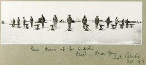 Armas alineadas para inspección en la playa, Khan Yunis, septiembre de 1917 de Capt. Arthur Rhodes