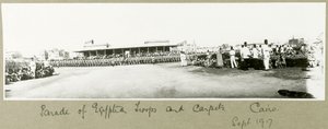Desfile de tropas y alfombras egipcias, El Cairo, septiembre de 1917 de Capt. Arthur Rhodes