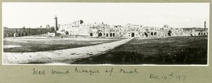Muro alrededor de la Mezquita de Omah, 14 de diciembre de 1917 de Capt. Arthur Rhodes