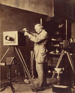 [Autorretrato preparando una placa de colodión] de Capt. Horatio Ross