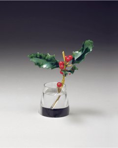 Rama de acebo en un jarrón cónico, c.1890 de Carl Fabergé