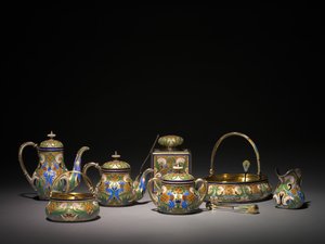 Olla de agua caliente, azucarero cubierto, caja de té, tetera, pinzas de azúcar, tenedor de limón, cesta de azúcar, cesta de pastel, jarra de crema, colador de té y tamiz de azúcar, antes de 1896 y 1896-1906 de Carl Fabergé