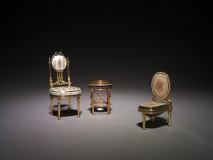 Silla en miniatura, brújula y bidé en miniatura