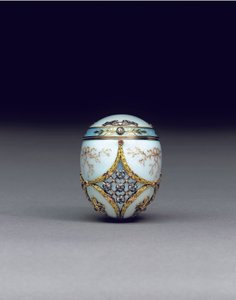 Rara bombonera de huevo bicolor con joyas, 1896-1908