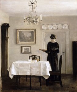 Interior con dama llevando una bandeja, c.1905
