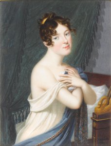 Una Dama, de pie ante una cama y un cortinaje verde, sosteniendo su camisa blanca y su estola azul bordada contra su pecho, un peine dorado en su cabello rizado y recogido. de Carl Hummel
