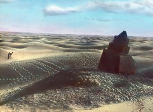 Marruecos, hito en el desierto, fecha de la imagen: hacia 1910. Archivo Carl Simon