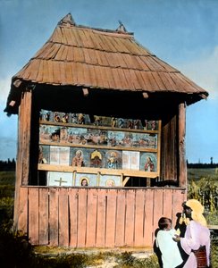 Rumanía, Bucovina, madre con su hijo delante de una capillita con imágenes de los santos, fecha de la imagen: hacia 1920. Archivo Carl Simon de Carl Simon