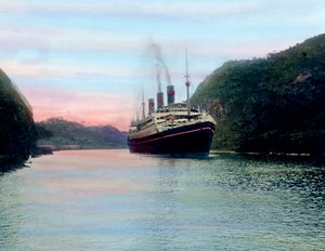 Barco de vapor atravesando el Canal de Panamá, fecha de la imagen: hacia 1920. Archivo Carl Simon de Carl Simon