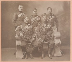 Oficiales Indios del Rey de los regimientos Gurkha de Carl Vandyk