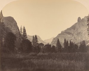 Valle arriba, Cúpula Norte en el centro, Centinela a la izquierda, 1861 de Carleton Emmons Watkins