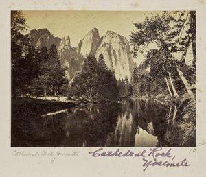 Cathedral Rocks, 2600 pies, Valle de Yosemite, condado de Mariposa, California (n.º 1008) de Carleton Watkins