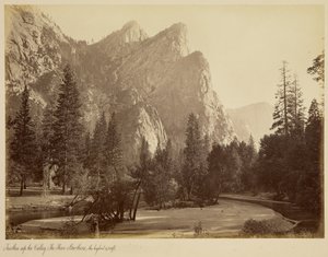 Más arriba en el valle. Los Tres Hermanos, el más alto, 3.830 pies. de Carleton Watkins