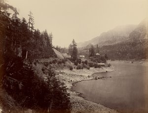 [The Middle Block House, Columbia River] de Carleton Watkins