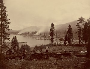 Vista de Gleenbrook [sic] Bay, Lake Tahoe, mostrando aserraderos, rompeolas y vapores de Carson and Tahoe Lumber and Flume Co., también Lake Terminus of Lake Tahoe, N.G.R.R. de Carleton Watkins