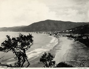 Tramo de la playa en Alassio, c.1890 de Carlo Brogi