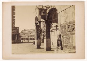 Plaza de San Marcos vista desde la Porta della Carta. Venecia. de Carlo Naya