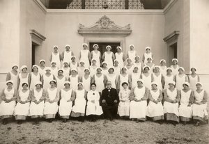 Foto de grupo de una enfermera psiquiátrica durante la Primera Guerra Mundial de Carlo Wulz