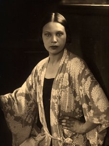 Retrato de medio cuerpo de Wanda Wulz con un kimono