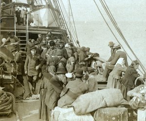 Peregrinos rusos a Jerusalén a bordo de un barco en el puerto de Beirut de Carlton Harlow Graves