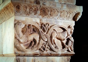 Capitel con tallas de entrelazados y grifos de Catalan School