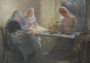 Depósito de suministros del hospital de guerra de Kensington (Kensington Square), tres enfermeras sentadas en una mesa cosiendo, c.1916 de Catherine Ouless