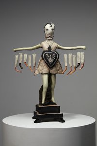 Corazón negro, 2013 (madera, arcilla, tela, pintura, partes de muñecas)