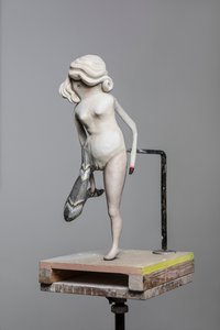 Muñeca Degas 2, 2017 (resina pintada, acero, madera)