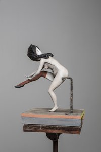 Muñeca Degas 5, 2017 (resina pintada, acero, madera)