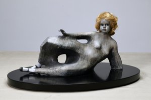 Paisaje septentrional, 2014 (bronce patinado, peluca sintética)