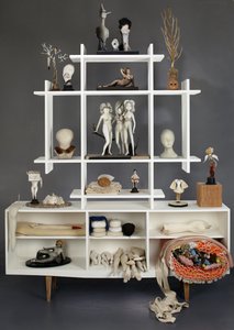 Tall Boy, 2015 (madera, yeso, arcilla, pintura, acero, tela, bronce y pelo sintético) de Cathie Pilkington