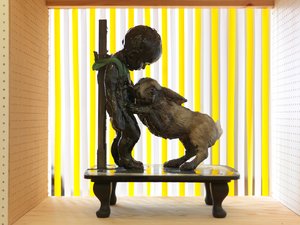 La maravillosa historia del bebé de alquitrán, 2010 (madera, arcilla, tela, pintura)