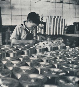 Aprendiz con microscopio probando la dureza de los pistones, 1941