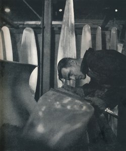Midiendo las palas de la hélice de Cecil Beaton